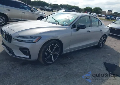 2024 Volvo S60 B5 Core Dark Theme z USA, uszkodzony, nr VIN 7JRL12TK7RG323146